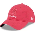 verstellbare-rosa-damen-cap-mit-gebogenem-schirm-9twenty-pattern-spring-training-fan-pack-2025-der-new-york-yankees-mlb-von-new-