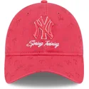 verstellbare-rosa-damen-cap-mit-gebogenem-schirm-9twenty-pattern-spring-training-fan-pack-2025-der-new-york-yankees-mlb-von-new-