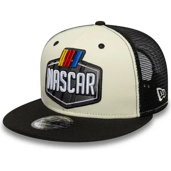 Beige und schwarze 9FIFTY Classics Logo NASCAR Trucker-Kappe von New Era