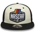 beige-och-svart-platt-truckerkeps-9fifty-classics-logo-fran-nascar-av-new-era