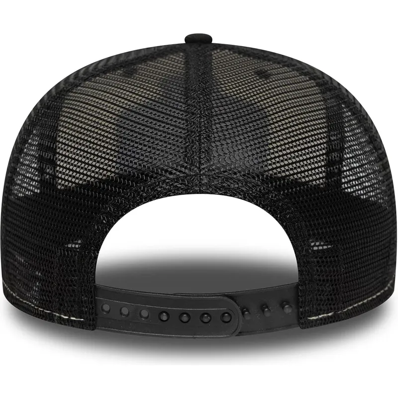 beige-och-svart-platt-truckerkeps-9fifty-classics-logo-fran-nascar-av-new-era