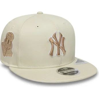 Cappellino piatto beige snapback con logo beige 9FIFTY Original Fit World Series dei New York Yankees MLB di New Era