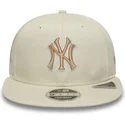cappellino-piatto-beige-snapback-con-logo-beige-9fifty-original-fit-world-series-dei-new-york-yankees-mlb-di-new-era