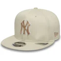 cappellino-piatto-beige-snapback-con-logo-beige-9fifty-original-fit-world-series-dei-new-york-yankees-mlb-di-new-era