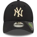 schwarze-verstellbare-kappe-mit-gebogenem-schirm-und-beigem-logo-9forty-recycled-new-york-yankees-mlb-von-new-era