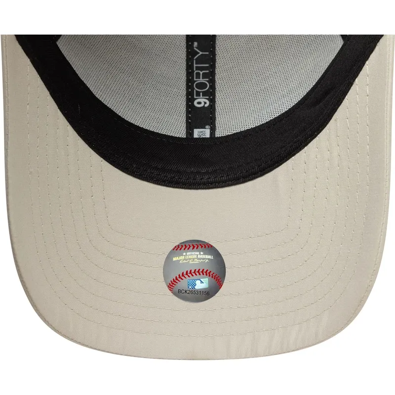 petten-gebogen-beige-verstelbare-band-9forty-tonal-flawless-van-new-york-yankees-mlb-van-new-era