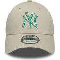 gorra-curva-beige-ajustable-9forty-seasonal-infill-de-new-york-yankees-mlb-de-new-era