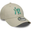 petten-gebogen-beige-verstelbare-band-9forty-seasonal-infill-van-new-york-yankees-mlb-van-new-era