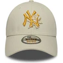 beige-justerbar-kasket-med-buet-skygge-og-gult-logo-9forty-floral-icon-af-new-york-yankees-mlb-fra-new-era