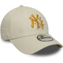 beige-justerbar-kasket-med-buet-skygge-og-gult-logo-9forty-floral-icon-af-new-york-yankees-mlb-fra-new-era
