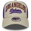 gorra-trucker-beige-y-violeta-e-frame-script-de-los-angeles-lakers-nba-de-new-era