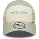 gorra-curva-beige-y-verde-ajustable-runner-tech-de-new-era