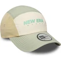 gorra-curva-beige-y-verde-ajustable-runner-tech-de-new-era
