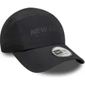 schwarze-verstellbare-kappe-runner-tech-mit-gebogenem-schirm-von-new-era