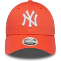 gorra-curva-naranja-ajustable-para-mujer-9forty-league-essential-de-new-york-yankees-mlb-de-new-era