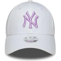 biala-zakrzywiona-czapka-regulowana-dla-kobiet-z-fioletowym-logo-9forty-league-essential-new-york-yankees-mlb-od-new-era