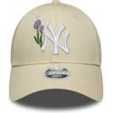 beige-gebogene-verstellbare-damenkappe-9forty-beaded-der-new-york-yankees-mlb-von-new-era