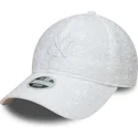 petten-gebogen-wit-verstelbare-band-9twenty-broderie-van-new-york-yankees-mlb-van-new-era