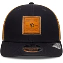 gorra-trucker-azul-marino-y-marron-9seventy-stretch-snap-debossed-logo-de-new-york-yankees-mlb-de-new-era