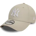 gorra-curva-beige-ajustable-con-logo-blanco-9forty-league-essential-de-new-york-yankees-mlb-de-new-era