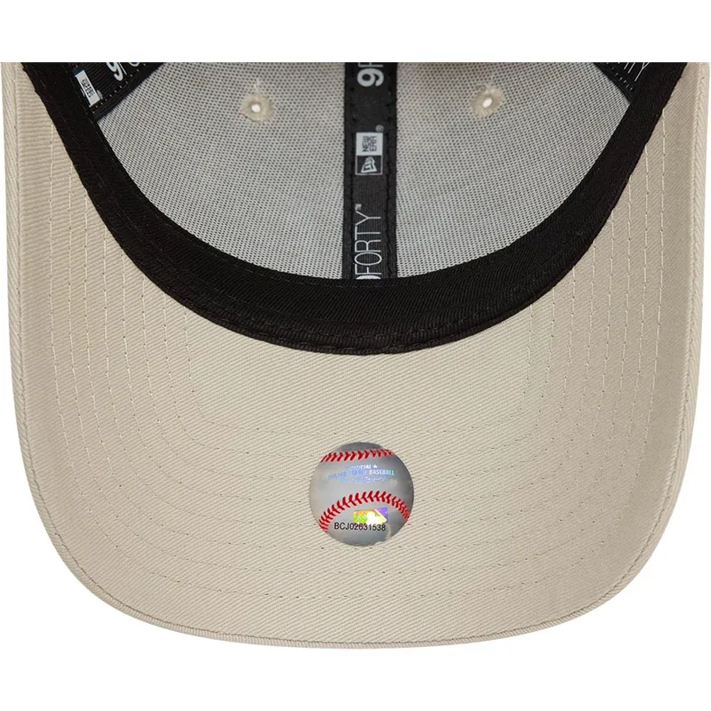beige-verstellbare-curved-cap-mit-weissem-logo-9forty-league-essential-der-new-york-yankees-mlb-von-new-era