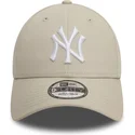 cappellino-curvo-beige-regolabile-con-logo-bianco-9forty-league-essential-di-new-york-yankees-mlb-di-new-era