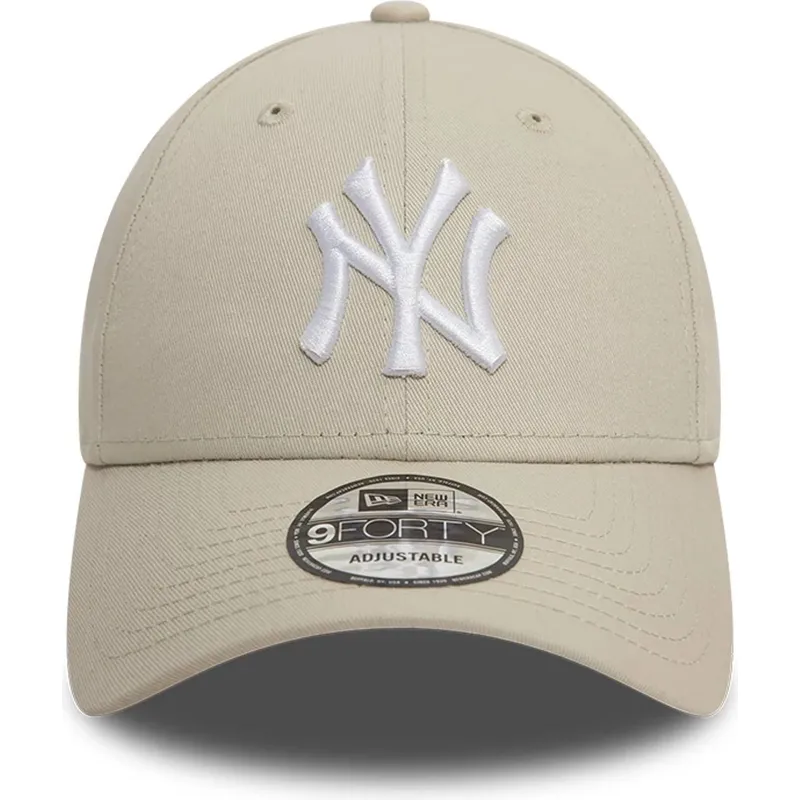 bojd-beige-justerbar-keps-med-vit-logotyp-9forty-league-essential-fran-new-york-yankees-mlb-av-new-era