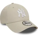 buet-beige-justerbar-kasket-med-hvidt-logo-9forty-league-essential-fra-new-york-yankees-mlb-fra-new-era