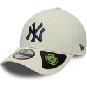 gorra-curva-beige-ajustable-con-logo-azul-marino-9forty-recycled-de-new-york-yankees-mlb-de-new-era