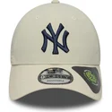 gorra-curva-beige-ajustable-con-logo-azul-marino-9forty-recycled-de-new-york-yankees-mlb-de-new-era