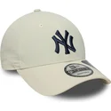 gorra-curva-beige-ajustable-con-logo-azul-marino-9forty-recycled-de-new-york-yankees-mlb-de-new-era