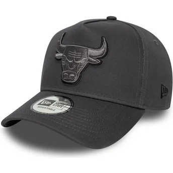 Grå böjd snapback-keps med grå logotyp E Frame Tonal Outline av Chicago Bulls NBA från New Era