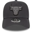 gra-bojd-snapback-keps-med-gra-logotyp-e-frame-tonal-outline-av-chicago-bulls-nba-fran-new-era