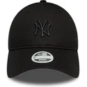svart-bojd-justerbar-keps-for-dam-med-svart-logotyp-9twenty-bow-back-fran-new-york-yankees-mlb-av-new-era