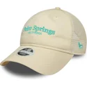 beige-justerbar-trucker-kasket-til-kvinder-9twenty-city-fra-palm-springs-byer-og-strande-fra-new-era
