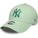 gorra-curva-verde-ajustable-para-mujer-con-logo-verde-9forty-metallic-logo-de-new-york-yankees-mlb-de-new-era