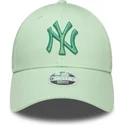 gorra-curva-verde-ajustable-para-mujer-con-logo-verde-9forty-metallic-logo-de-new-york-yankees-mlb-de-new-era
