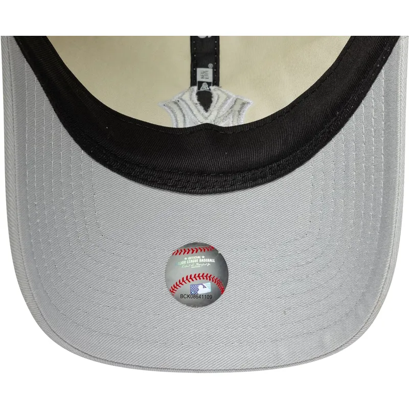 beige-und-graue-verstellbare-curved-cap-fur-damen-9twenty-world-series-cooperstown-der-new-york-yankees-mlb-von-new-era