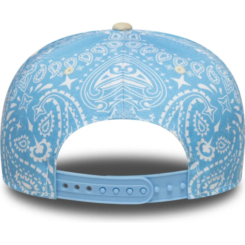 blaue-und-beige-gebogene-kappe-snapback-9seventy-stretch-snap-lifestyle-von-racing-bulls-f1-team-formula-1-von-new-era