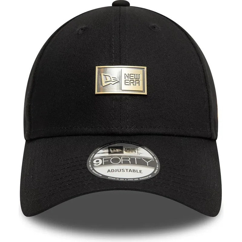 svart-justerbar-bojd-keps-9forty-badge-fran-new-era