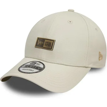 Petten gebogen beige verstelbaar 9FORTY Badge van New Era