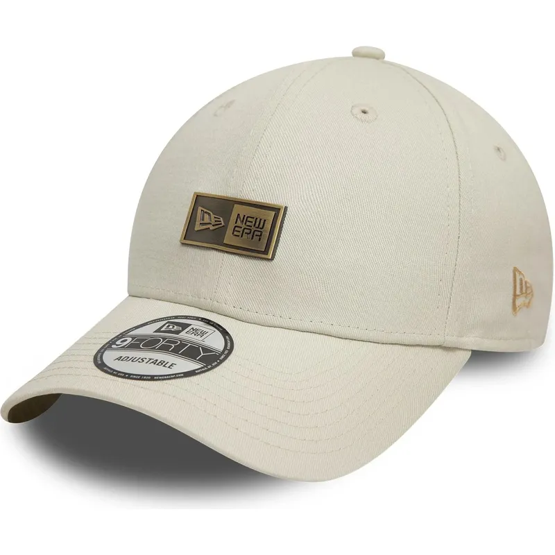 petten-gebogen-beige-verstelbaar-9forty-badge-van-new-era