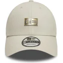 petten-gebogen-beige-verstelbaar-9forty-badge-van-new-era