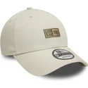 beige-justerbar-9forty-badge-kasket-fra-new-era