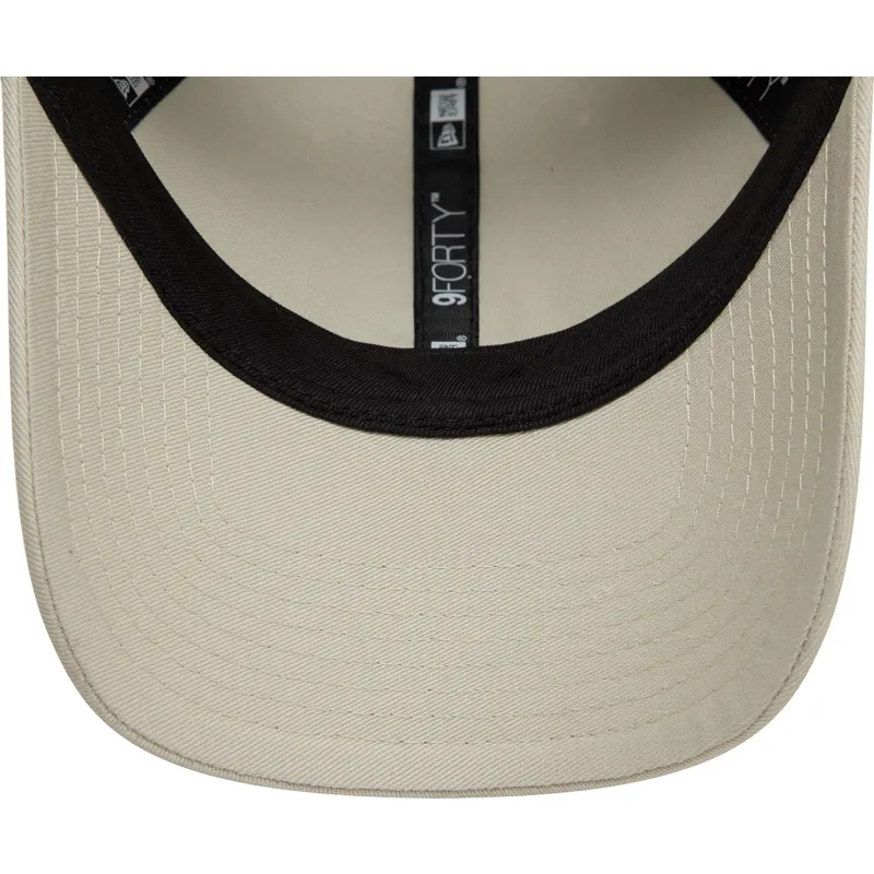 petten-gebogen-beige-verstelbare-band-9forty-van-new-era