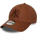 brun-justerbar-buet-kasket-med-brunt-logo-9forty-league-essential-fra-new-york-yankees-mlb-fra-new-era