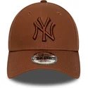 brun-justerbar-buet-kasket-med-brunt-logo-9forty-league-essential-fra-new-york-yankees-mlb-fra-new-era