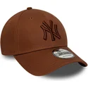 brun-justerbar-buet-kasket-med-brunt-logo-9forty-league-essential-fra-new-york-yankees-mlb-fra-new-era