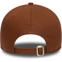 brun-justerbar-buet-kasket-med-brunt-logo-9forty-league-essential-fra-new-york-yankees-mlb-fra-new-era