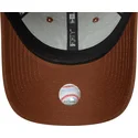 brun-justerbar-buet-kasket-med-brunt-logo-9forty-league-essential-fra-new-york-yankees-mlb-fra-new-era